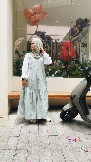Open image in slideshow, Pintstripe maxi - Bloom &amp; Broderie collection
