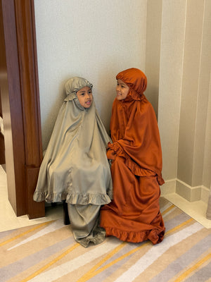 Open image in slideshow, Zahra luxe prayer robe in olive
