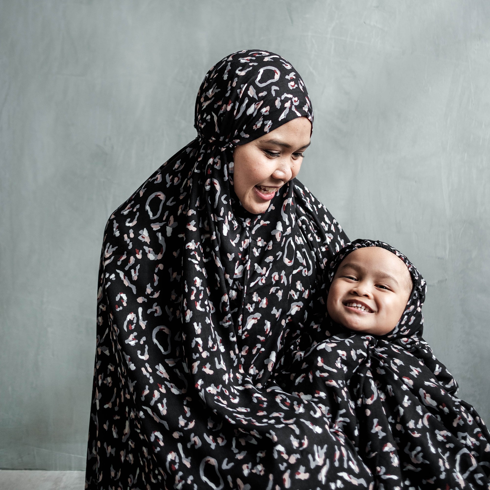 Kids Zahra prayer robe in black ikat
