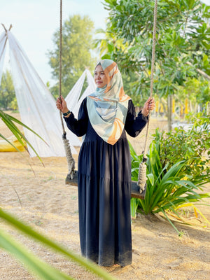 Buka imej dalam pertunjukan slaid, Chloe in navy
